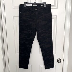 Social Standard by Sanctuary Black Camouflage Ankle Skinny Jeans. Size 14.